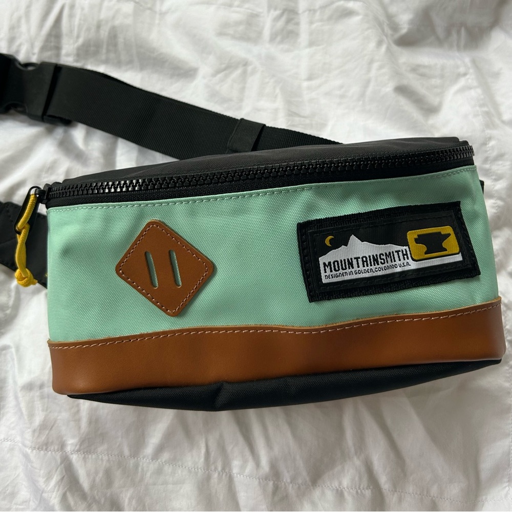 MOUNTAINSMITH fanny pack